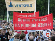 1 сентября 2004 года - митинг протеста школьников Латвии