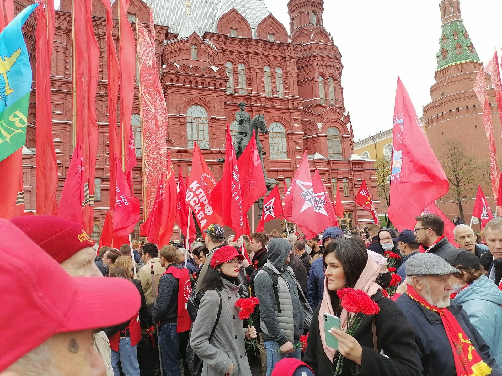 Победа, товарищи! Победа. С днем Победы товарищи. Бенес Айо с флагом СССР.